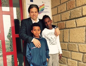 Il sindaco Nicolai con due ragazzi del centro di Tessennano per minori non accompagnati