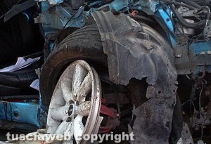 Viterbo - Mortale in via Santa Maria in Gradi - La Mini Cooper distrutta