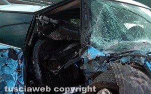Viterbo - Mortale in via Santa Maria in Gradi - La Mini Cooper distrutta