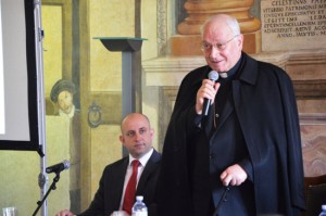 Viterbo - Un momento del convegno “Oltre noi" - Il vescovo Lino Fumagalli