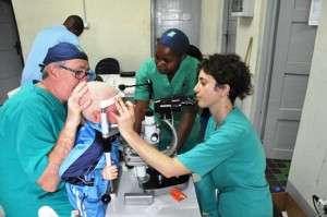 Visita oculistica a un bambino africano albino