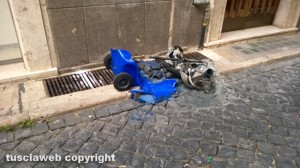 Viterbo - Cassonetti bruciati in via dell'Orologio vecchio