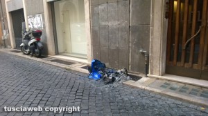 Viterbo - Cassonetti bruciati in via dell'Orologio vecchio