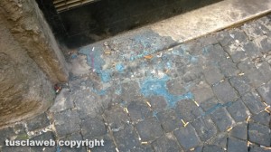 Viterbo - Cassonetti bruciati in via dell'Orologio vecchio