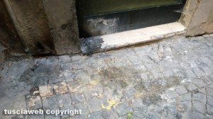Viterbo - Cassonetti bruciati in via dell'Orologio vecchio