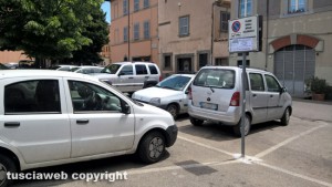 Viterbo - Divieto di sosta di fronte alla chiesa della Trinità
