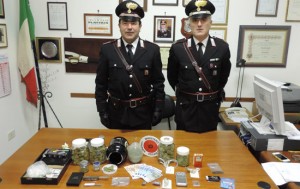 I carabinieri con la droga sequestrata