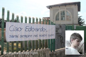 Lo striscione per Edoardo; nel riquadro il bimbo trovato impiccato a Soriano