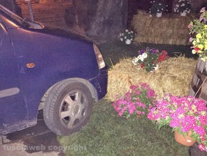 Auto parcheggiata su un'aiuola a San pellegrino in fiore