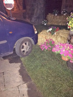 Auto parcheggiata su un'aiuola a San pellegrino in fiore