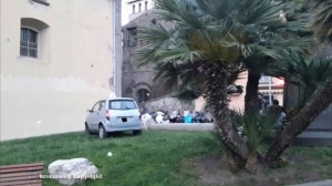 Viterbo - Via Ascenzi - Un'auto parcheggiata su un'aiuola