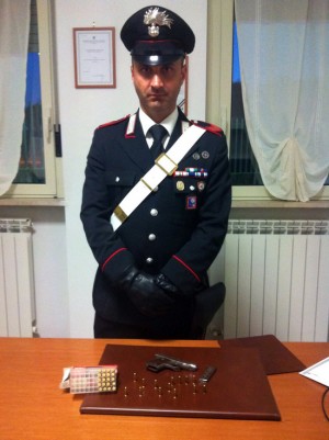 La pistola con le cartucce sequestrate dai carabinieri