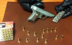 La pistola con le cartucce sequestrate dai carabinieri