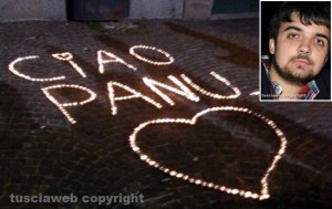 Il messaggio con le candele durante la veglia - Nel riquadro Roberto Panichelli