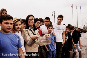 Bolsena - Ripopolamento lago - Adriana Murtas insieme agli studenti