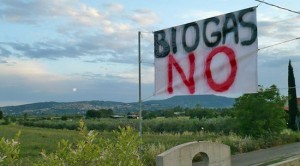 Uno degli striscioni contro il biogas