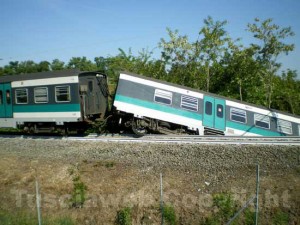 Il treno deragliato in località Fornacchia