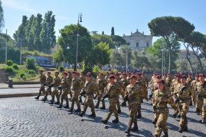 Il 185esimo reggimento sfila a via dei Fori Imperiali