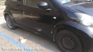 Viterbo - L'auto che hanno tentato di rubare e senza borchie