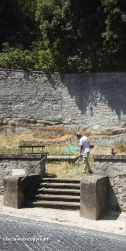 Bagnaia - Tagliata l'erba a ridosso di Villa Lante su via Zuccari