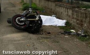 Viterbo - Poggino - Moto si schianta contro un muretto, un morto