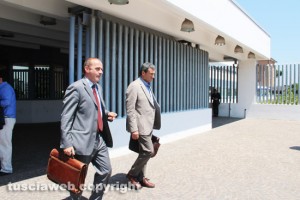 Inchiesta rifiuti - Ernesto Dello Vicario col suo avvocato all'uscita dal tribunale