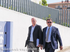 Inchiesta rifiuti - Francesco Bonfiglio (Viterbo Ambiente) col suo avvocato all'uscita dal tribunale