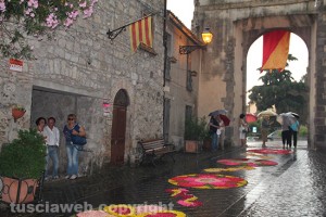Bolsena - Corpus Domini - La pioggia rovina l'infiorata