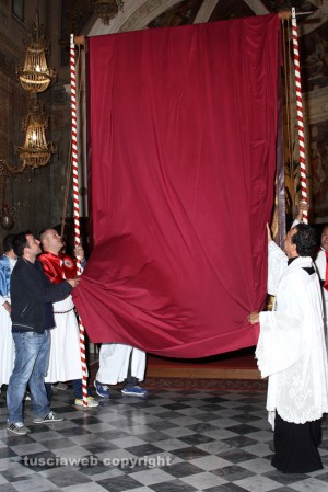 Vallerano - Inaugurata la copia dello stendardo del Ss Sacramento