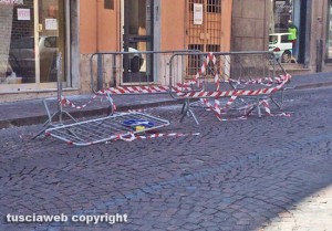 Viterbo - Via Matteotti - Le transenne a terra