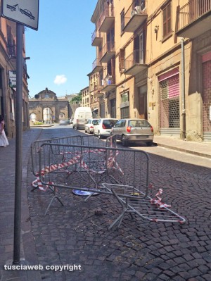 Viterbo - Via Matteotti - Le transenne a terra