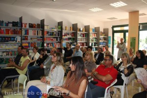 Il pubblico alla libreria Etruria