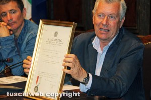 Viterbo bombardata - Il sindaco Michelini con la medaglia al valore civile