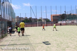 Viterbo - Matteo Cerica con i ragazzi del Pianoscarano summer camp