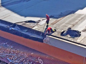 Viterbo - I vigili del fuoco al lavoro sul tetto dell'ex cinema Azzurro