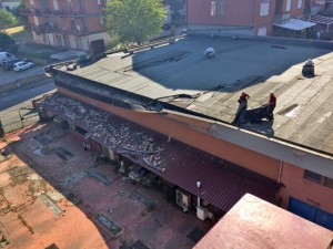 Viterbo - I vigili del fuoco al lavoro sul tetto dell'ex cinema Azzurro