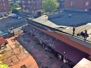 Viterbo - I vigili del fuoco al lavoro sul tetto dell'ex cinema Azzurro