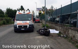 Viterbo - Poggino - Moto si schianta contro un muretto, un morto