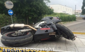 Viterbo - Poggino - Moto si schianta contro un muretto, un morto