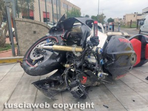 Viterbo - Poggino - Moto si schianta contro un muretto, un morto