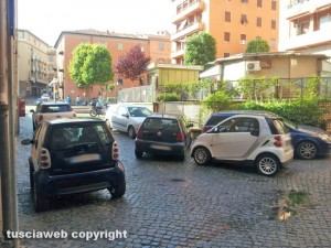 Viterbo - Parcheggio selvaggio in via Cesare DobiciViterbo - Parcheggio selvaggio in via Cesare Dobici