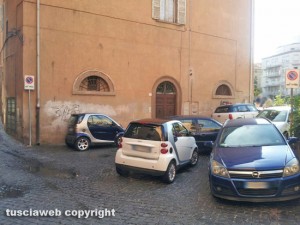 Viterbo - Parcheggio selvaggio in via Cesare Dobici