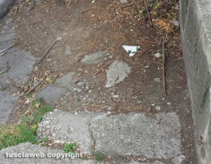 Viterbo - Via Santa Maria in Gradi - I marciapiedi dopo il semaforo