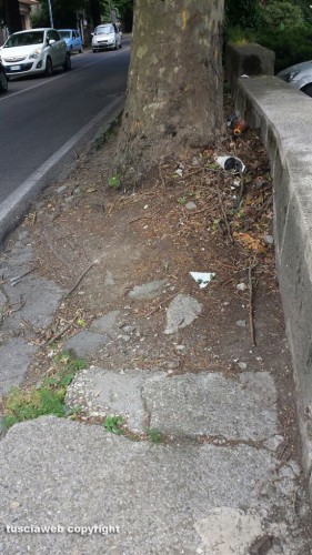 Viterbo - Via Santa Maria in Gradi - I marciapiedi dopo il semaforo