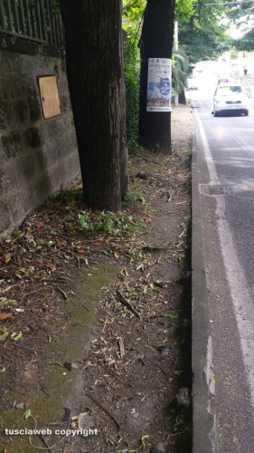 Viterbo - Via Santa Maria in Gradi - I marciapiedi dopo il semaforo