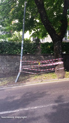 Viterbo - Via Santa Maria in Gradi - I marciapiedi dopo il semaforo
