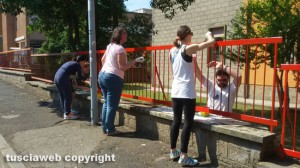 Viterbo - Scuola primaria "A. Volta" - I genitori verniciano la recinzione