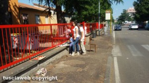 Viterbo - Scuola primaria "A. Volta" - I genitori verniciano la recinzione