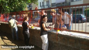 Viterbo - Scuola primaria "A. Volta" - I genitori verniciano la recinzione