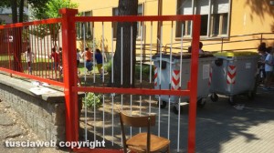 Viterbo - Scuola primaria "A. Volta" - I genitori verniciano la recinzione